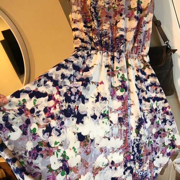 🛑 SOLD! Floral Dress Knee Length 🛑 - Picture 4 of 5